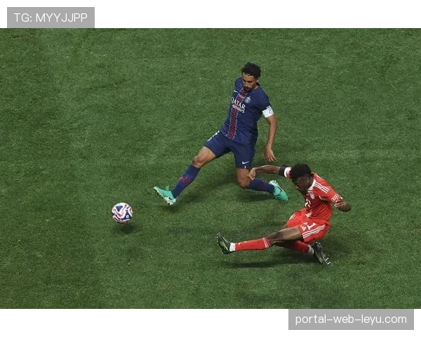 巴黎vs里昂之战，登贝莱射门击中横梁，错失扳平良机